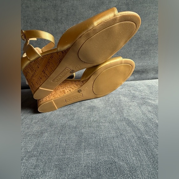 Liz Claiborne Womens Octavia Sandals 9.5 Gold Wedge Ankle Strap Cork New Open - Picture 10 of 10